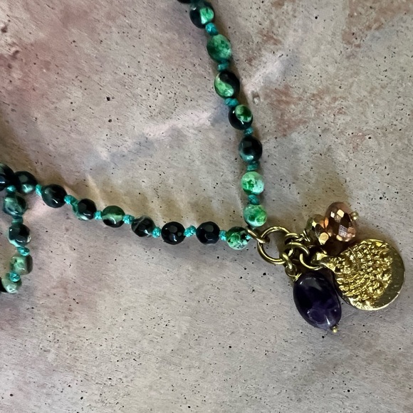 Handmade hand knotted vibrant green agate necklace with charm cluster - Picture 4 of 12